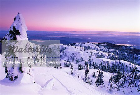 Chaîne côtière dans la neige en Colombie-Britannique, Canada