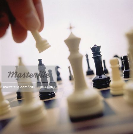 Nahaufnahme der Hand heben Schachfigur