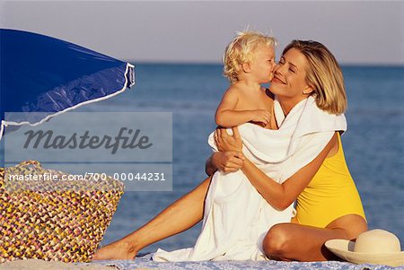 Mère et enfant en maillot de bain sur la plage