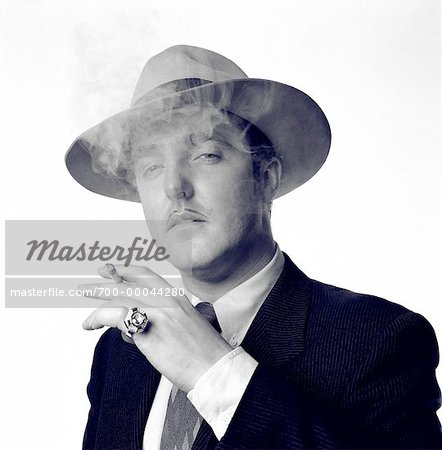 Portrait d'un homme en chapeau fumer Cigarette