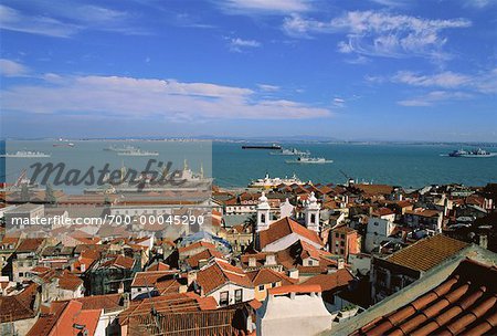 Stadtbild und Boote im Hafen von Lissabon, Hafen