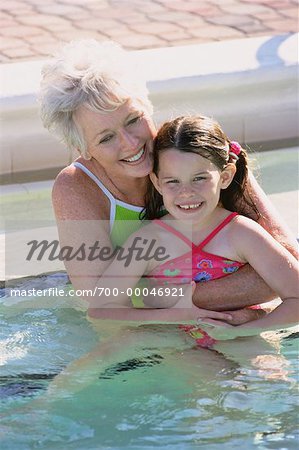Portrait von Großmutter und Enkelin im Schwimmbad