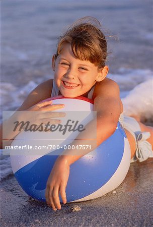 Bébé En Maillot De Bain Avec Un Ballon De Plage Gonflable Banque D