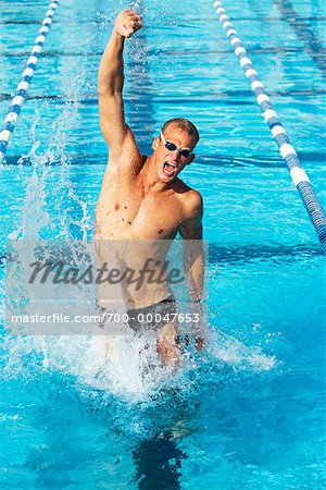Mann im Schwimmbad, feiern