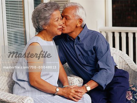 Ältere paar küssen auf Veranda