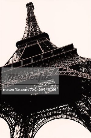 En regardant vers le haut la tour Eiffel, Paris, France