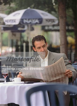 Kaufmann lesen Zeitung am Outdoor-Café