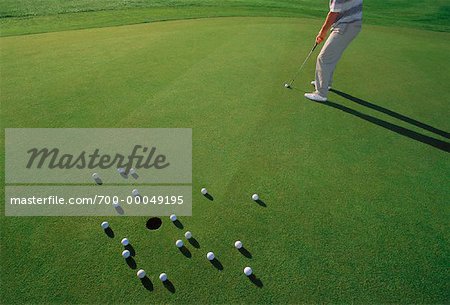 Golfspieler versuchen Putt zu versenken