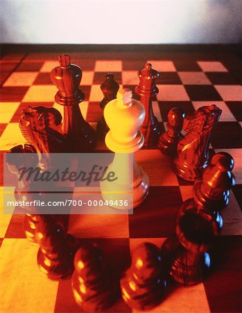König, umgeben von Schachfiguren