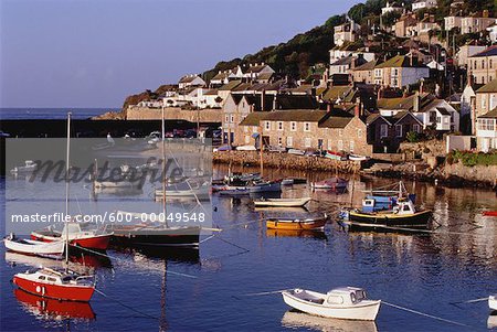 Bateaux dans le port, Mousehole, Cornouailles, Angleterre Bateaux dans le port, Mousehole, Cornouailles, Angleterre