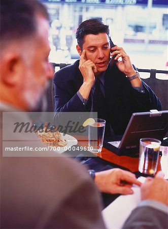 Les hommes d'affaires travaillant dans le Restaurant