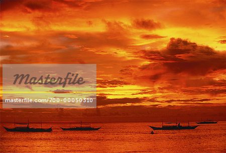 Boote auf Wasser bei Sonnenuntergang Boarcay Insel, Provinz Aklan, Philippinen