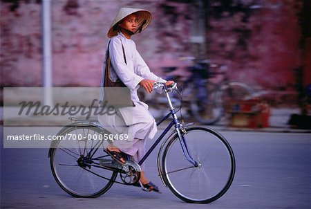 Mann mit Fahrrad auf Street Hue, Vietnam