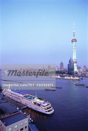 Bateau sur la rivière Huangpu près du Bund avec la tour de télévision de Shanghai, Chine