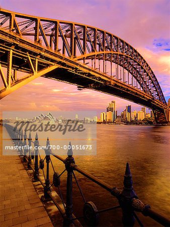 Harbour Bridge und die Skyline der Stadt bei Sonnenuntergang Sydney, Australien
