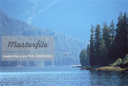 Hydravion arrivant à l'atterrissage sur lac Alaska, USA