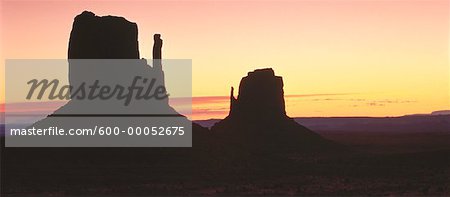 Monument Valley, au coucher du soleil en Arizona, USA