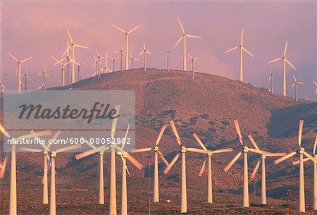 Windkraftanlagen in Haze auf Hügel, Kalifornien, USA