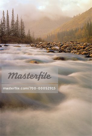 Tetsa River im Herbst mit Wasser Rauschen über Felsen British Columbia, Kanada