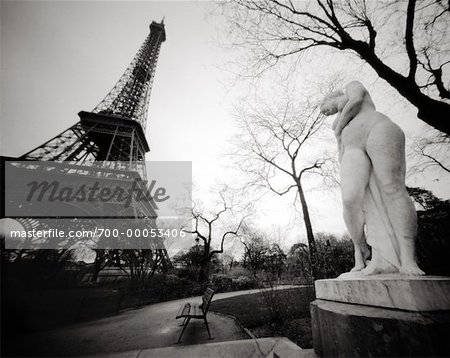 Statue et banc de parc près de Eiffel Tower Paris, France