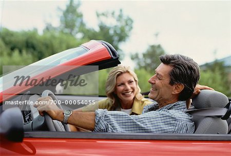 Couple d'âge mûr assis en cabriolet