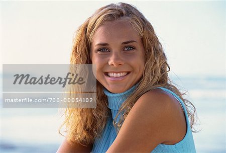 Portrait d'adolescente souriante à l'extérieur