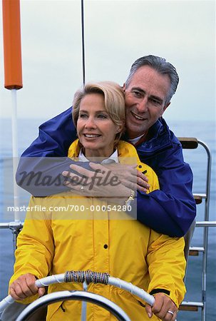 Couple d'âge mûr au volant du bateau, lac Ontario, Canada
