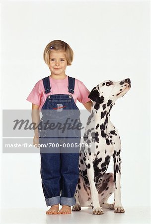 Portrait de jeune fille debout avec dalmatien