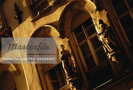 Statues et fenêtres cintrées, Budapest, Hongrie