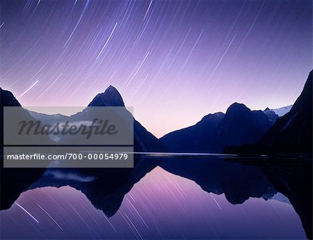 Star Trails, montagnes et lac, Milford Sound, Nouvelle-Zélande Île du Sud