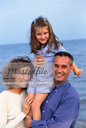 Portrait de famille sur la plage