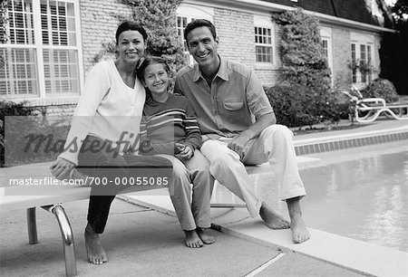 Porträt der Familie sitzen auf Schwimmbad-Sprungbrett