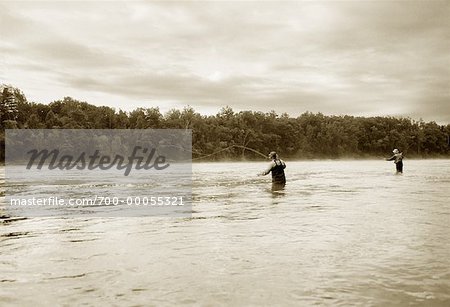 Deux hommes mouche pêche rivière Kennebec, Maine, États-Unis