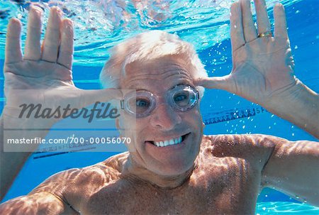 Mature Man Faire Drole De Tete Sous L Eau Dans La Piscine Photographie De Stock Masterfile Rights Managed Artiste George Contorakes Code 700