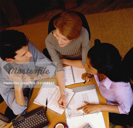 Obenliegende Ansicht von Geschäftsleuten, die Arbeiten am Tisch