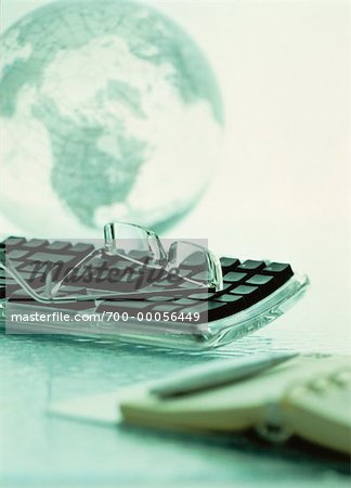 Lunettes sur le clavier de l'ordinateur avec le Globe et l'ordre du jour