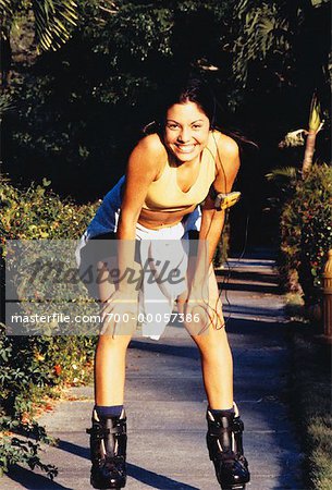 Portrait d'adolescente portant des patins à roues alignées en plein air