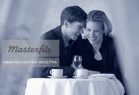 Paar, sitzen am Tisch, Lächeln