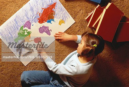 Obenliegende Ansicht der Mädchen sitzen am Boden Coloring-Weltkarte