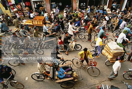 Obenliegende Ansicht der Leute Reiten Fahrräder auf Street, Hanoi, Vietnam