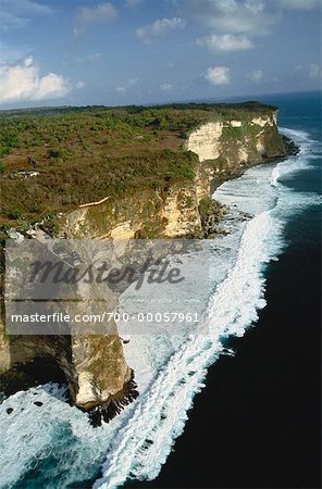 Vue aérienne du Temple d'Uluwatu sur falaise, Bali, Indonésie