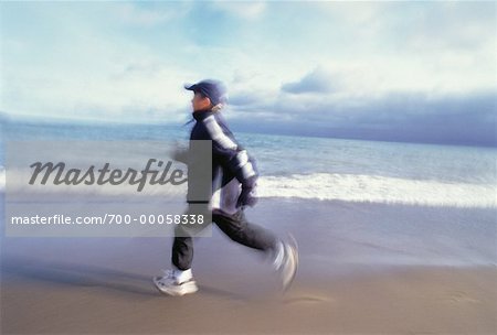 Junge am Strand laufen
