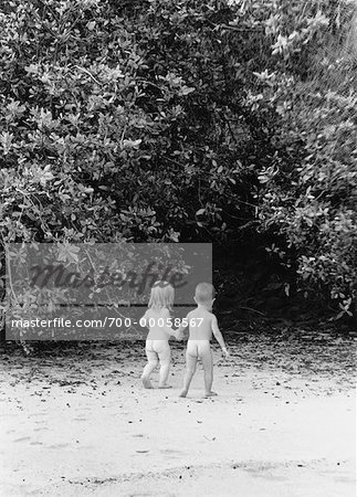 Ruckansicht Des Nackten Kindern Zu Fuss Am Strand Stockbilder Masterfile Lizenzpflichtiges Kunstlerverzeichnis Alison Barnes Martin Bildnummer 700 00058567