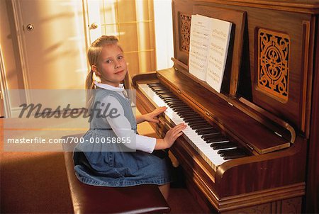 Portrait de jeune fille jouant le Piano