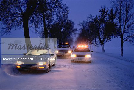 Festgeklemmten Auto und Service-Fahrzeuge im Winter, Ottawa, ON, Kanada
