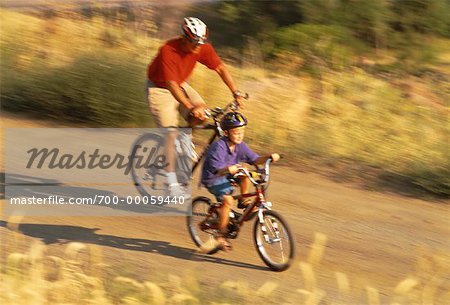Père et fils, vélos d'équitation sur le chemin, Golden, Colorado, USA