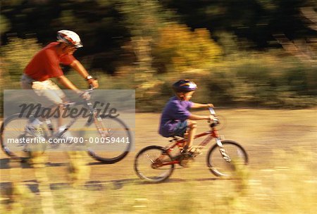 Vater und Sohn Reiten Fahrräder auf Pfad, Golden, Colorado, USA