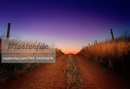 Route de campagne au coucher du soleil, près d'Amherst, Nova Scotia, Canada