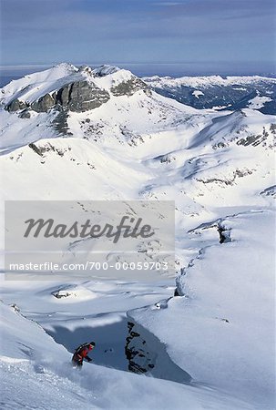 Snowboarder et paysage région de Jungfrau, Suisse