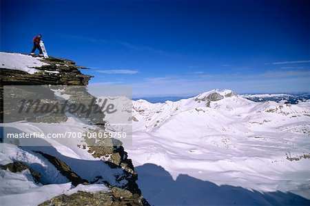 Snowboarder debout sur la région de Cliff Jungfrau, Suisse